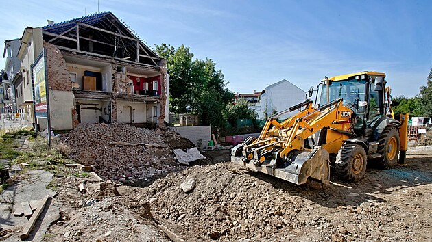 Dům na křižovatce ulic Na Roudné a Lipová v Plzni, kde se 17. září zřítila část štítové stěny. Nyní už je stržena celá stěna. Ulicí je zakázaný průjezd. (23. září 2024)