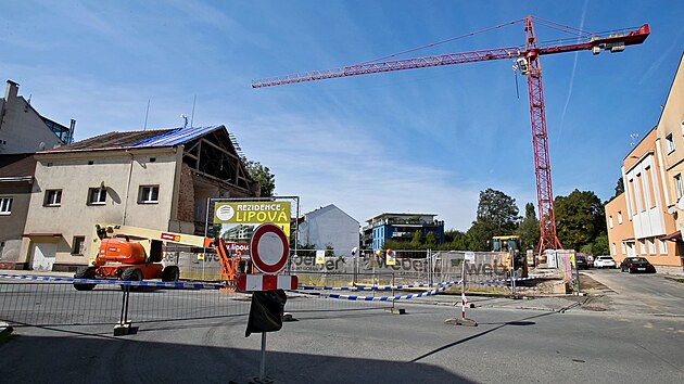 Dům na křižovatce ulic Na Roudné a Lipová v Plzni, kde se 17. září zřítila část štítové stěny. Nyní už je stržena celá stěna. Ulicí je zakázaný průjezd. (23. září 2024)