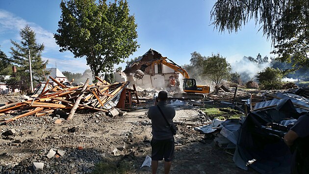 Demolice prvního domu v Zátoru na Bruntálsku zničeného povodní. Dům č.p. 107 patřil rodině Marie Kolářové, která se v něm narodila. Manžel Lubor za ní přišel z Radkova.