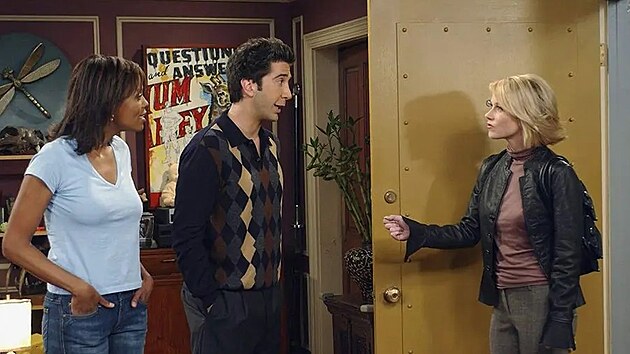 Aisha Tylerov&aacute;, David Schwimmer a Christina Applegate v seri&aacute;lu Př&aacute;tel&eacute; (2003)