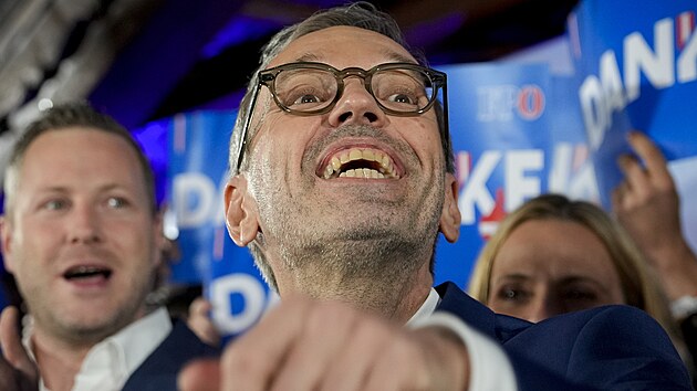Herbert Kickl slaví vítězství své FPÖ v rakouských volbách. (29. září 2024)
