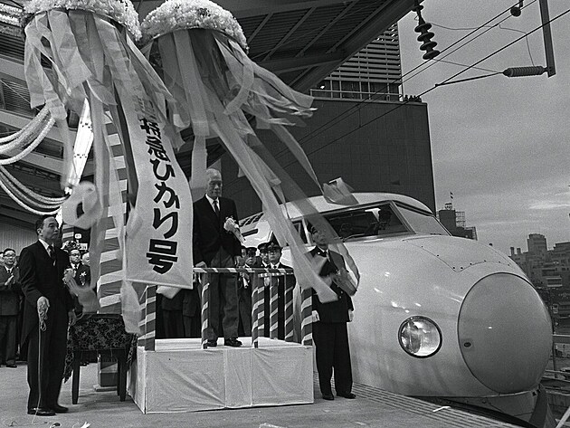 Slavnostní zahájení provozu šinkanzenu proběhlo 1. října 1964.
