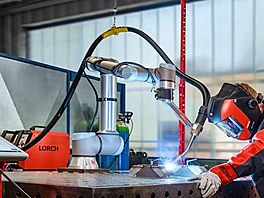 Svařovací koboty řeší nedostatek kvalifikovaných svářečů