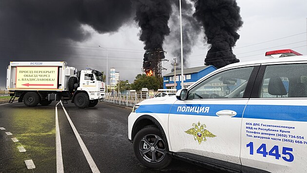 V zásobníku pohonných hmot ve městě Feodosija na pobřeží Ruskem anektovaného poloostrova Krym vypukl požár. (7. října 2024)