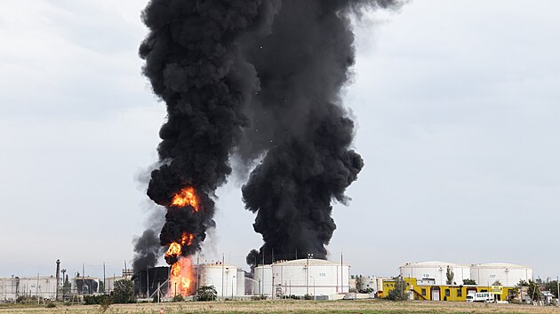 V zásobníku pohonných hmot ve městě Feodosija na pobřeží Ruskem anektovaného poloostrova Krym vypukl požár. (7. října 2024)