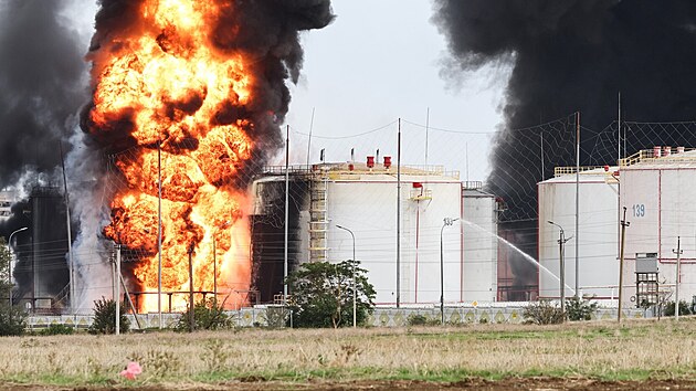 V zásobníku pohonných hmot ve městě Feodosija na pobřeží Ruskem anektovaného poloostrova Krym vypukl požár. (7. října 2024)