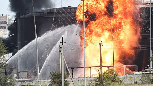 V zásobníku pohonných hmot ve městě Feodosija na pobřeží Ruskem anektovaného poloostrova Krym vypukl požár. (7. října 2024)