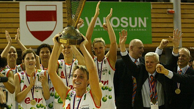 Basketbalistky brněnských Žabin, tehdy hrající pod názvem Gambrinus SIKA Brno, slaví titul v Eurolize. V popředí kapitánka Hana Horáková, za svobodna Machová. (2006)