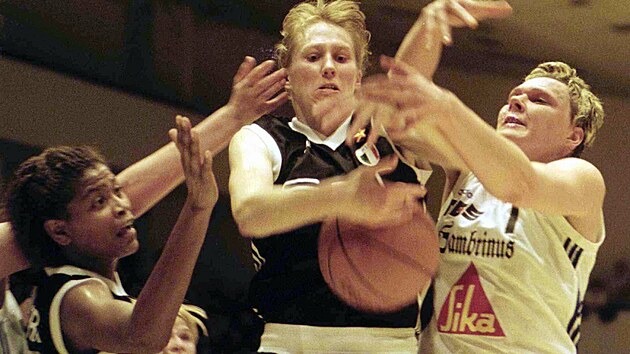 Basketbalistka Kamila Vodičková (vpravo) v zápase za Gambrinus SIKA Brno. (1999)