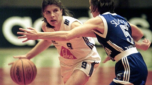 Litevská rozehrávačka Loreta Berukstieneová (vlevo) byla první velkou zahraniční posilou basketbalistek brněnských Žabin.