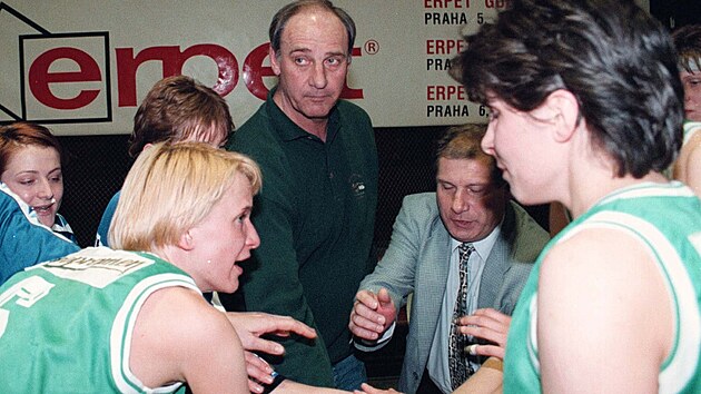 Trenér Jan Bobrovský (uprostřed) dovedl IMOS Žabovřesky k prvenství v první lize basketbalistek. (1996)