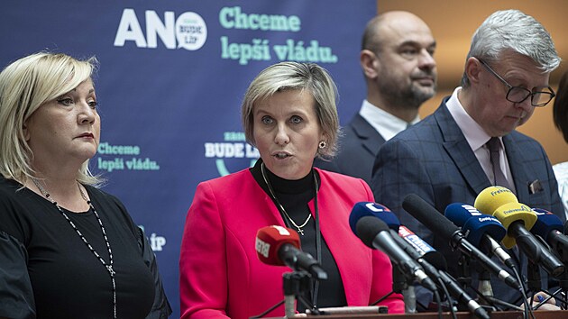 Tisková konference hnutí ANO, zleva Alena Schillerová, Jana Mračková Vildumetzová a Karel Havlíček. (3. října 2024)