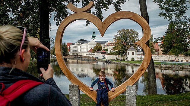 Na soutoku Malše a Vltavy v centru Českých Budějovic vyrostl nový fotopoint – dřevěné srdce s iniciálami města.