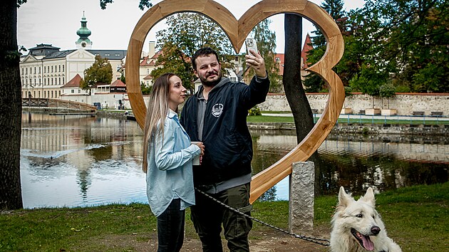 Na soutoku Malše a Vltavy v centru Českých Budějovic vyrostl nový fotopoint – dřevěné srdce s iniciálami města.