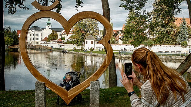 Na soutoku Malše a Vltavy v centru Českých Budějovic vyrostl nový fotopoint – dřevěné srdce s iniciálami města.