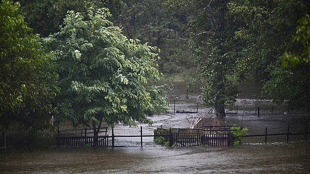 Takhle před několika týdny řádila velká voda v Bílku, části Chotěboře, když se zvedla hladina říčky Doubravy. Lidé museli být evakuováni, zavíraly se silnice. K ničemu takovému by však nedošlo, kdyby byl vybudován poldr u Sobíňova, o němž se mluví už léta.