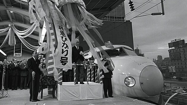 Slavnostní zahájení provozu šinkanzenu proběhlo 1. října 1964.