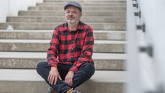 Letos osmapadesátiletý dramaturg, organizátor akcí a vydavatel Martin Valášek je výraznou tváří undergroundové scény na Rožnovsku. (srpen 2024)