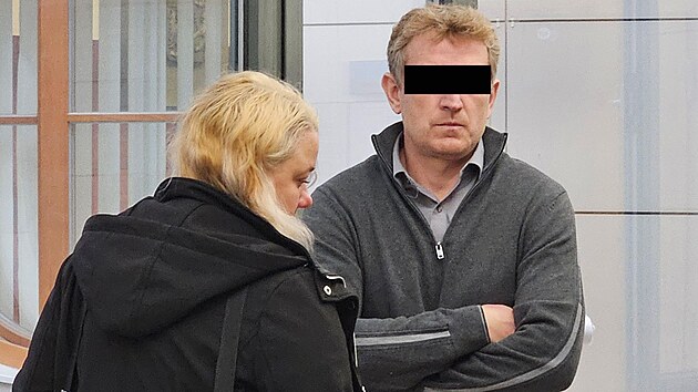 Obžalovaný myslivec, který loni v listopadu omylem zastřelil pytlačícího rybáře, se svou obhájkyní před zahájením soudního líčení. (4. října 2024)