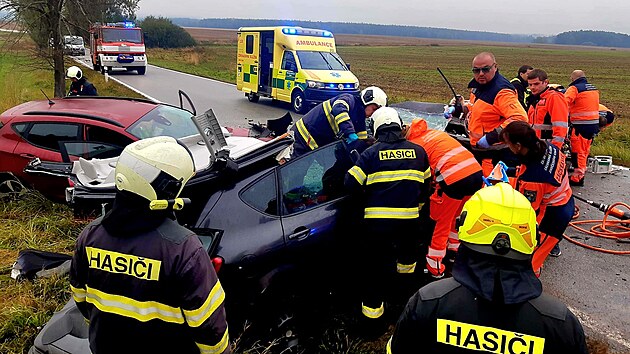 Mezi Netěchovicemi a Nuzicemi se střetla dvě auta. Řidička jednoho z nich nepřežila.