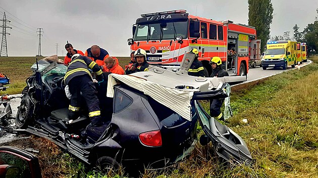 Mezi Netěchovicemi a Nuzicemi se střetla dvě auta. Řidička jednoho z nich nepřežila.