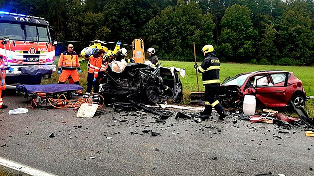 Mezi Netěchovicemi a Nuzicemi se střetla dvě auta. Řidička jednoho z nich nepřežila.