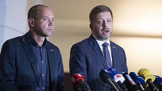 Kandidát STAN na ministra pro místní rozvoj, dosavadní karlovarský hejtman Petr Kulhánek, a šéf STAN Vít Rakušan