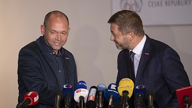 Kandidát STAN na ministra pro místní rozvoj, dosavadní karlovarský hejtman Petr Kulhánek, a šéf STAN Vít Rakušan