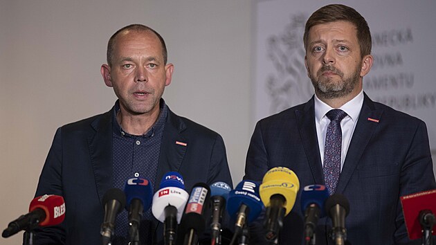 Kandidát STAN na ministra pro místní rozvoj, dosavadní karlovarský hejtman Petr Kulhánek, a šéf STAN Vít Rakušan