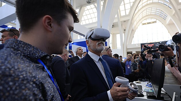Prezident Petr Pavel si při návštěvě Mezinárodního strojírenského veletrhu v Brně vyzkoušel brýle pro virtuální realitu. (9.10.2024)