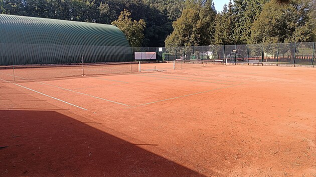 Kvůli podmínkám krajské dotace musí světelská radnice dva tenisové kurty od klubu odkoupit. Zatímco město již vlastní klubovnu se šatnami i první čtyři kurty hned před budovou, dvorce 5 a 6 rozkládající se o kousek dál před tenisovou halou patřily tenistům.