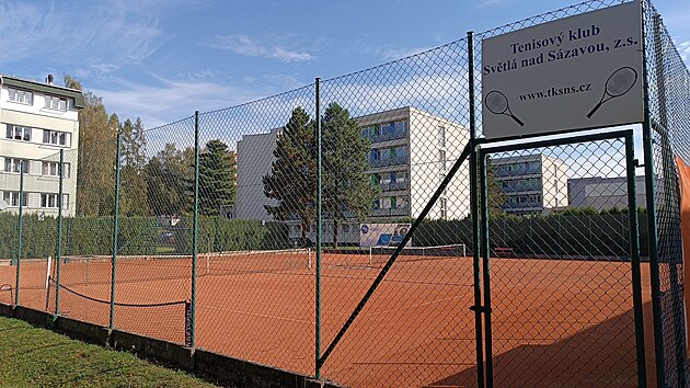 Kvůli podmínkám krajské dotace musí světelská radnice dva tenisové kurty od klubu odkoupit. Zatímco město již vlastní klubovnu se šatnami i první čtyři kurty hned před budovou, dvorce 5 a 6 rozkládající se o kousek dál před tenisovou halou patřily tenistům.