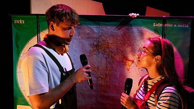 Hru „Sam aneb Výchova k rodinnému životu“ nazkoušel soubor HD_Jéé, který se zaměřuje na tvorbu pro děti a mládež. Tento titul kromě dospívajících mohou stejně dobře ocenit i rodiče a dospělí, kterým zase nabídne vhled do duše teenagerů.