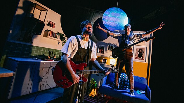 Hru „Sam aneb Výchova k rodinnému životu“ nazkoušel soubor HD_Jéé, který se zaměřuje na tvorbu pro děti a mládež. Tento titul kromě dospívajících mohou stejně dobře ocenit i rodiče a dospělí, kterým zase nabídne vhled do duše teenagerů.