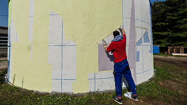 Švýcarský umělec SOIHE tvoří na vodojemu v hradeckém dopravním podniku (19.9.2024).
