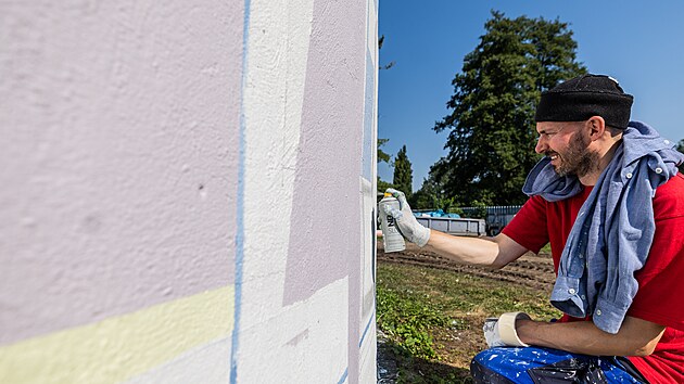 Švýcarský umělec SOIHE tvoří na vodojemu v hradeckém dopravním podniku (19.9.2024).