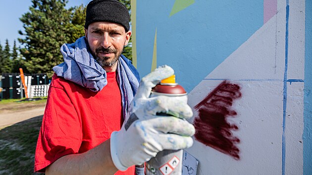 Švýcarský umělec SOIHE tvoří na vodojemu v hradeckém dopravním podniku (19.9.2024).