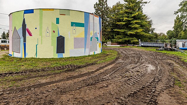 Švýcarský umělec SOIHE tvoří na vodojemu v hradeckém dopravním podniku (3.10.2024).