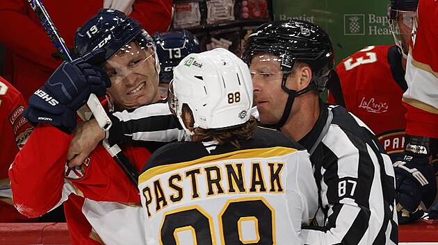 David Pastrňák z Bostonu v potyčce s Matthewem Tkachukem z Floridy.