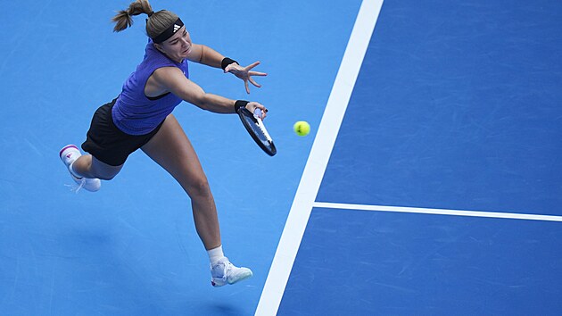 Karolína Muchová ve čtvrtfinálovém duelu s Arynou Sabalenkovou na turnaji v Pekingu.