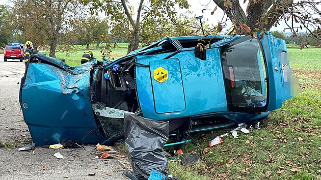 Nehoda auta u Říčan, řidič byl transportován vrtulníkem do Fakultní nemocnice Královské Vinohrady. (4. října 2024)