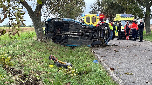 Nehoda auta u Říčan, řidič byl transportován vrtulníkem do Fakultní nemocnice Královské Vinohrady. (4. října 2024)