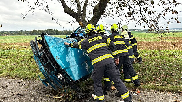 Nehoda auta u Říčan, řidič byl transportován vrtulníkem do Fakultní nemocnice Královské Vinohrady. (4. října 2024)
