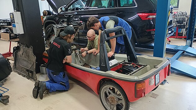 Unikátní elektrickou tříkolku El Mini City chtějí do konce školního roku dostat do provozu žáci Střední průmyslové školy Ostrov. (2. října 2024)