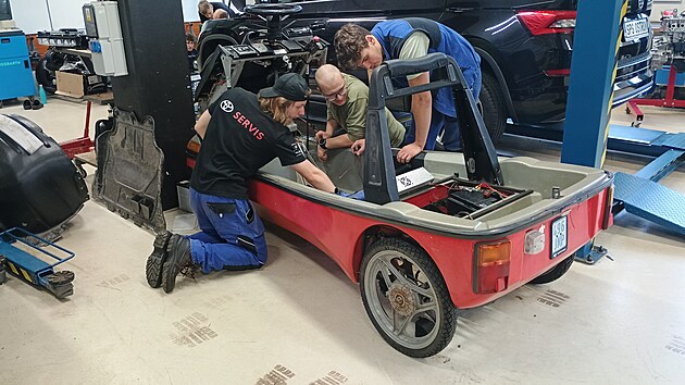 Unikátní elektrickou tříkolku El Mini City chtějí do konce školního roku dostat do provozu žáci Střední průmyslové školy Ostrov. (2. října 2024)