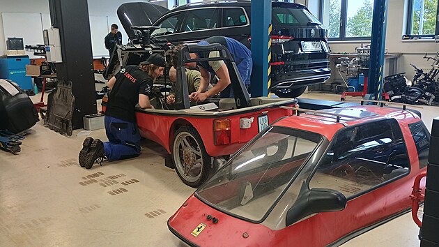 Unikátní elektrickou tříkolku El Mini City chtějí do konce školního roku dostat do provozu žáci Střední průmyslové školy Ostrov. (2. října 2024)