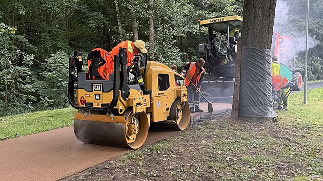 Finální úpravy stezky kolem mariánskolázeňského Ferdinandova pramene. Chodník má nově povrch z probarvené směsi.