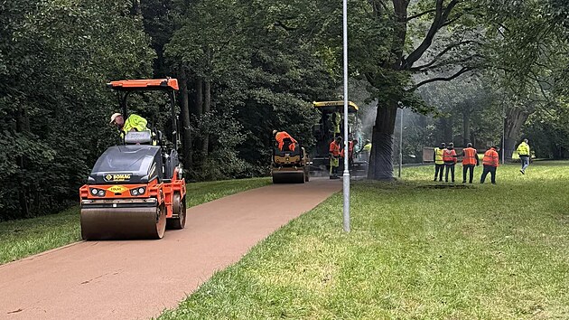 Finální úpravy stezky kolem mariánskolázeňského Ferdinandova pramene. Chodník má nově povrch z probarvené směsi.