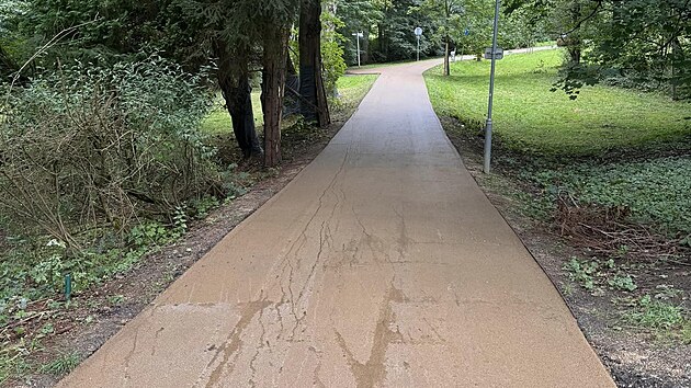 Finální úpravy stezky kolem mariánskolázeňského Ferdinandova pramene. Chodník má nově povrch z probarvené směsi.