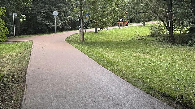 Finální úpravy stezky kolem mariánskolázeňského Ferdinandova pramene. Chodník má nově povrch z probarvené směsi.